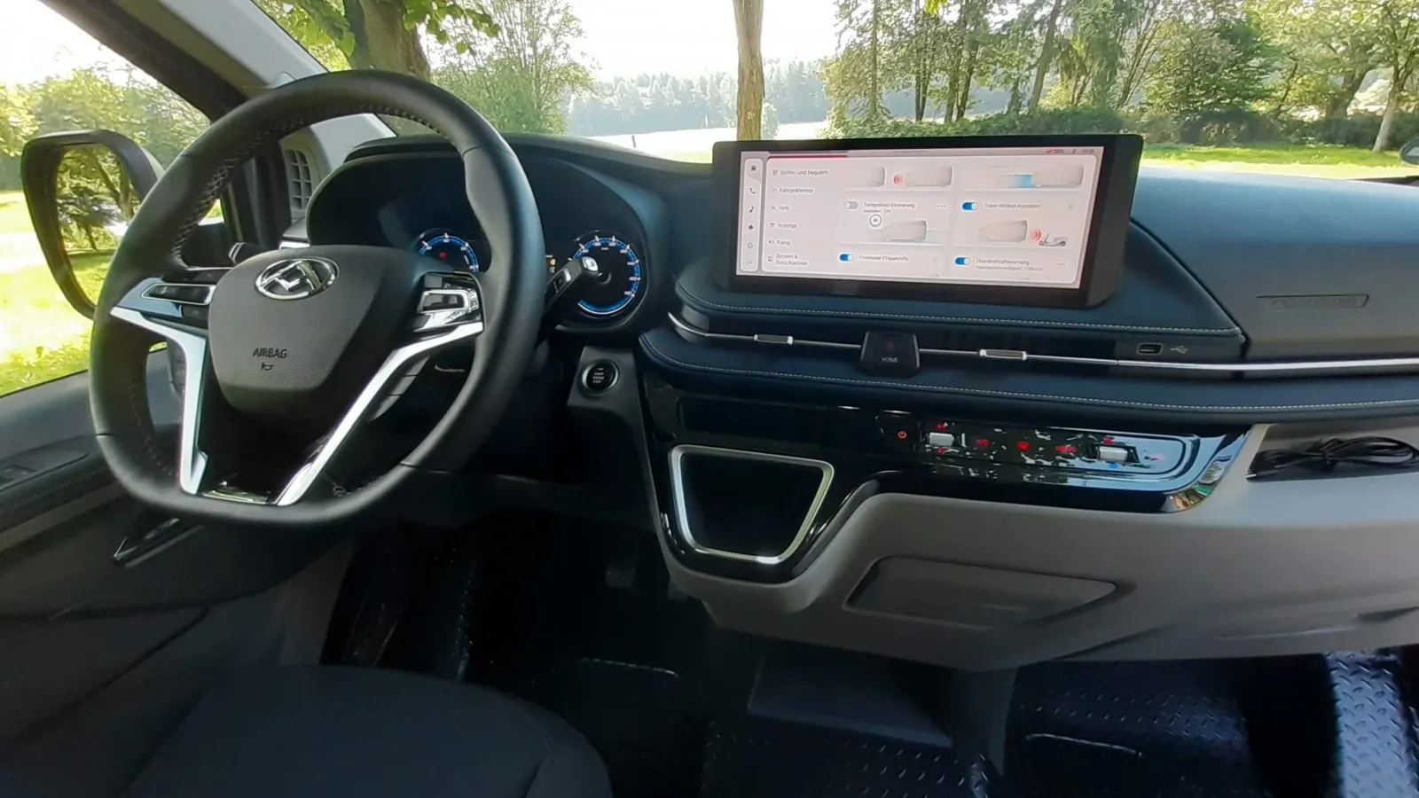 Zentraler 12,3-Zoll-Touchscreen-Monitor und gut ablesbare analoge Anzeigen im Fahrerdisplay.